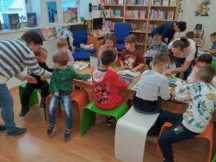 Berušky a Rybičky čtou v knihovně